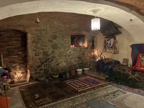 Świątynia z ołtarzem, świece i dywany