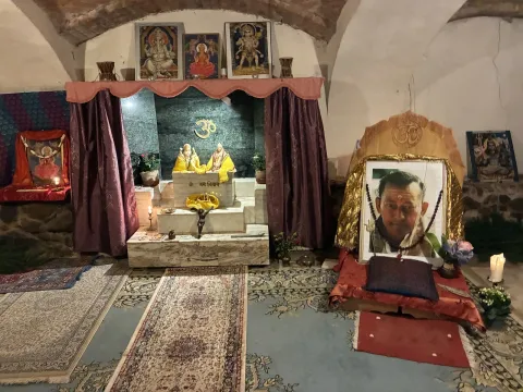 Wnętrze świątyni z ołtarzem i statuetkami bożków