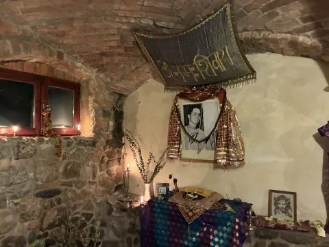 Pokój medytacyjny z portretem Babaji na ołtarzu